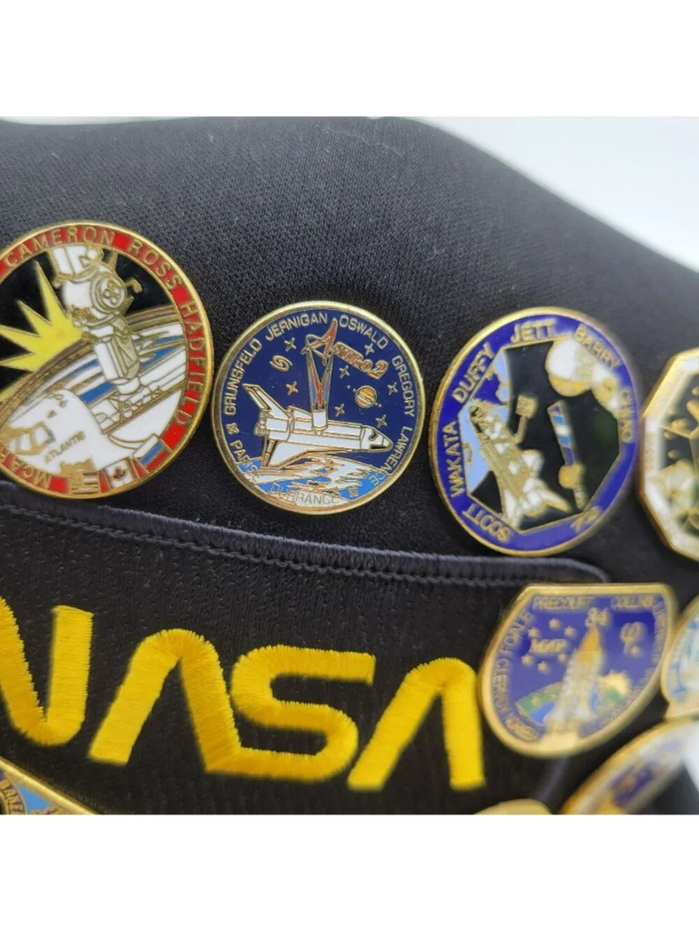 18 NASA Space Mission Pins & Black Mesh Snapback Trucker's Hat San Sun Gold Leaf